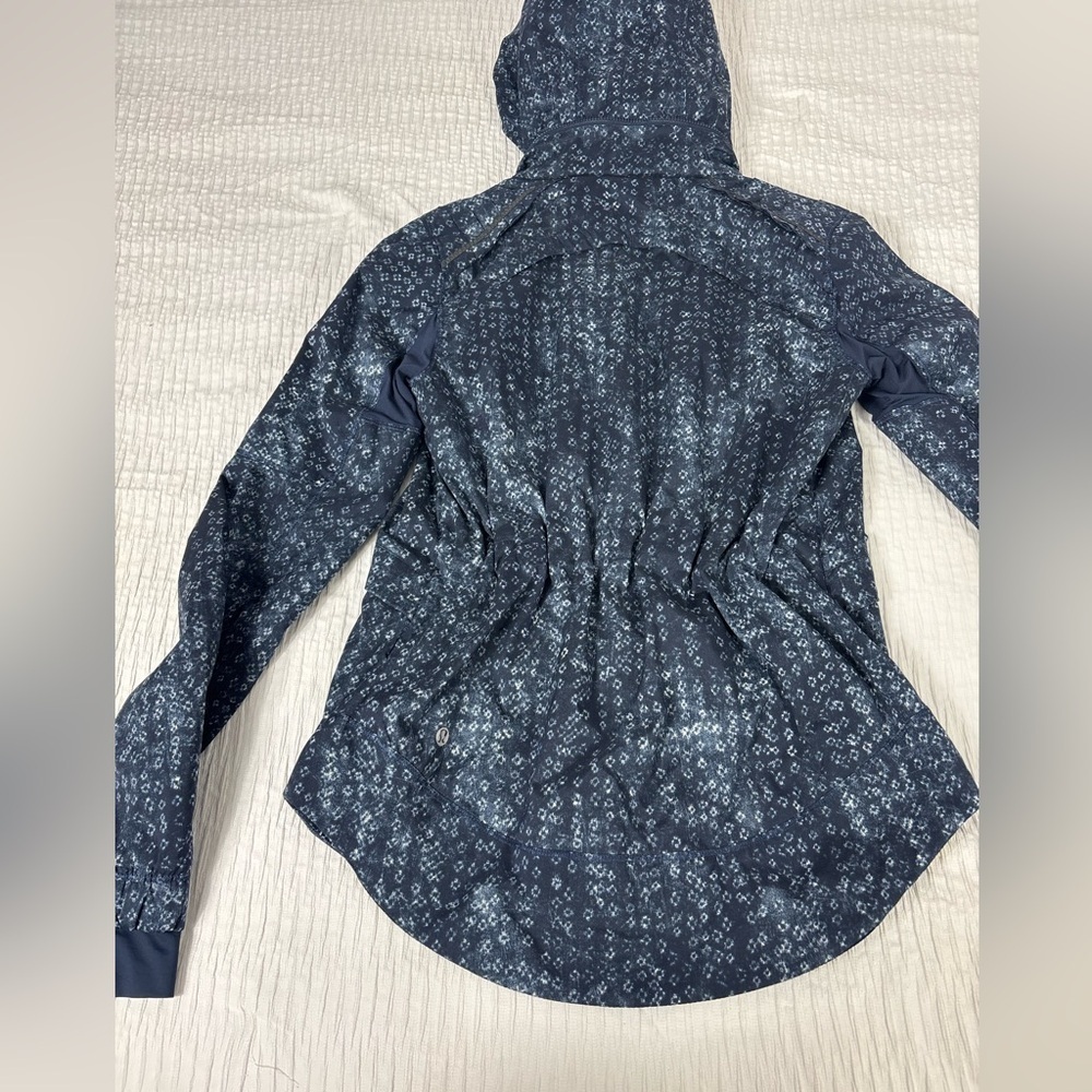 lululemon athletica Blue Patterned Utility Jacket - Picture 4 of 11